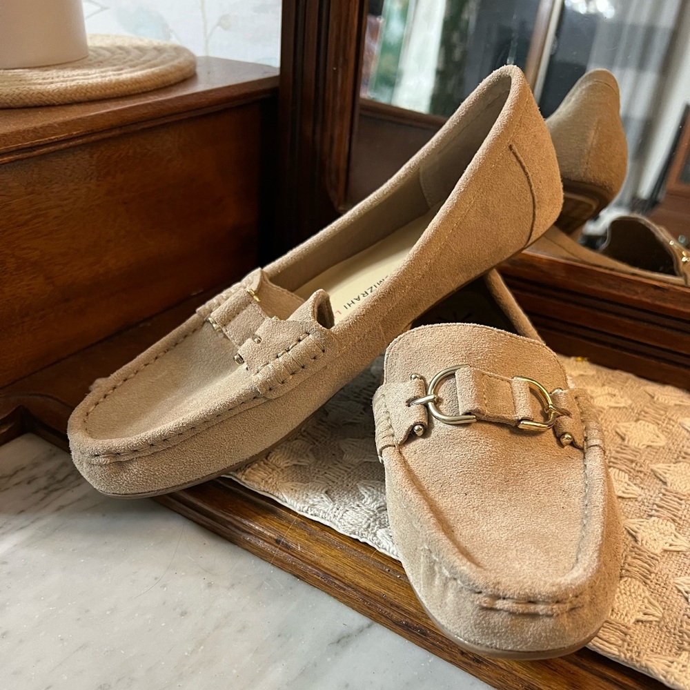 ISAAC MIZRAHI Allure Natural Suede Driving Moccasin Horsebit Detail Size 8.5